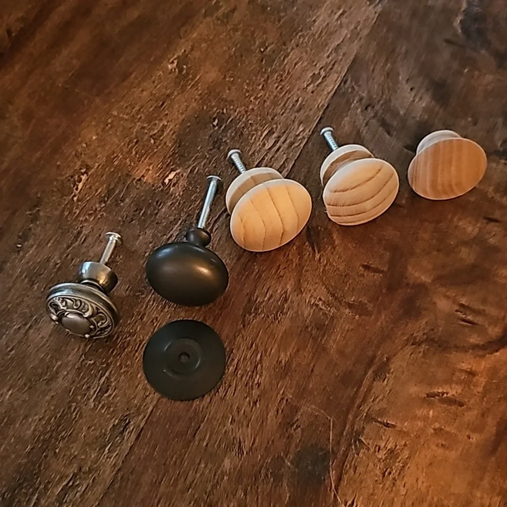 Lot Variety of Knobs. 1 Restoration Hardware, 1 Bronze, 3 Wood